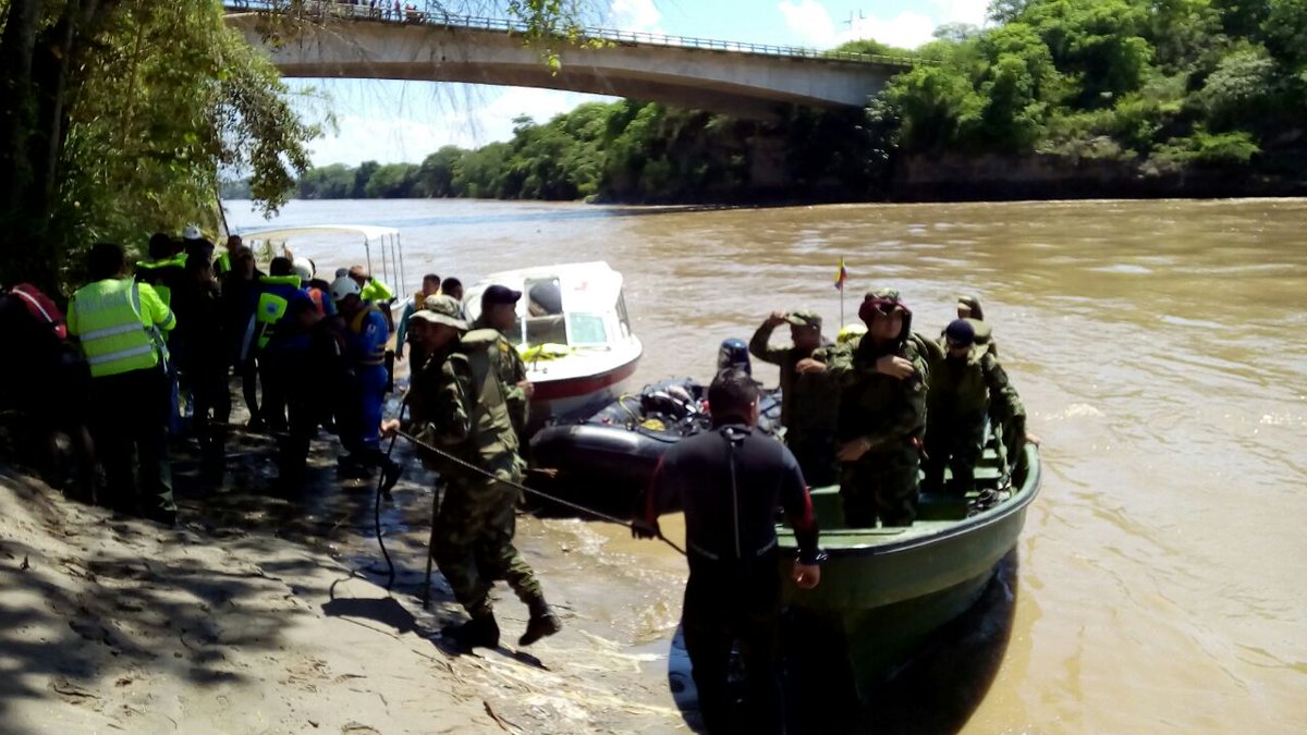 Reanudan labores de rescate de avioneta siniestrada en el #RioMagdalena <a href="/AerocivilCol/">Aeronáutica Civil</a> 
--->bit.ly/2cCj2Ji