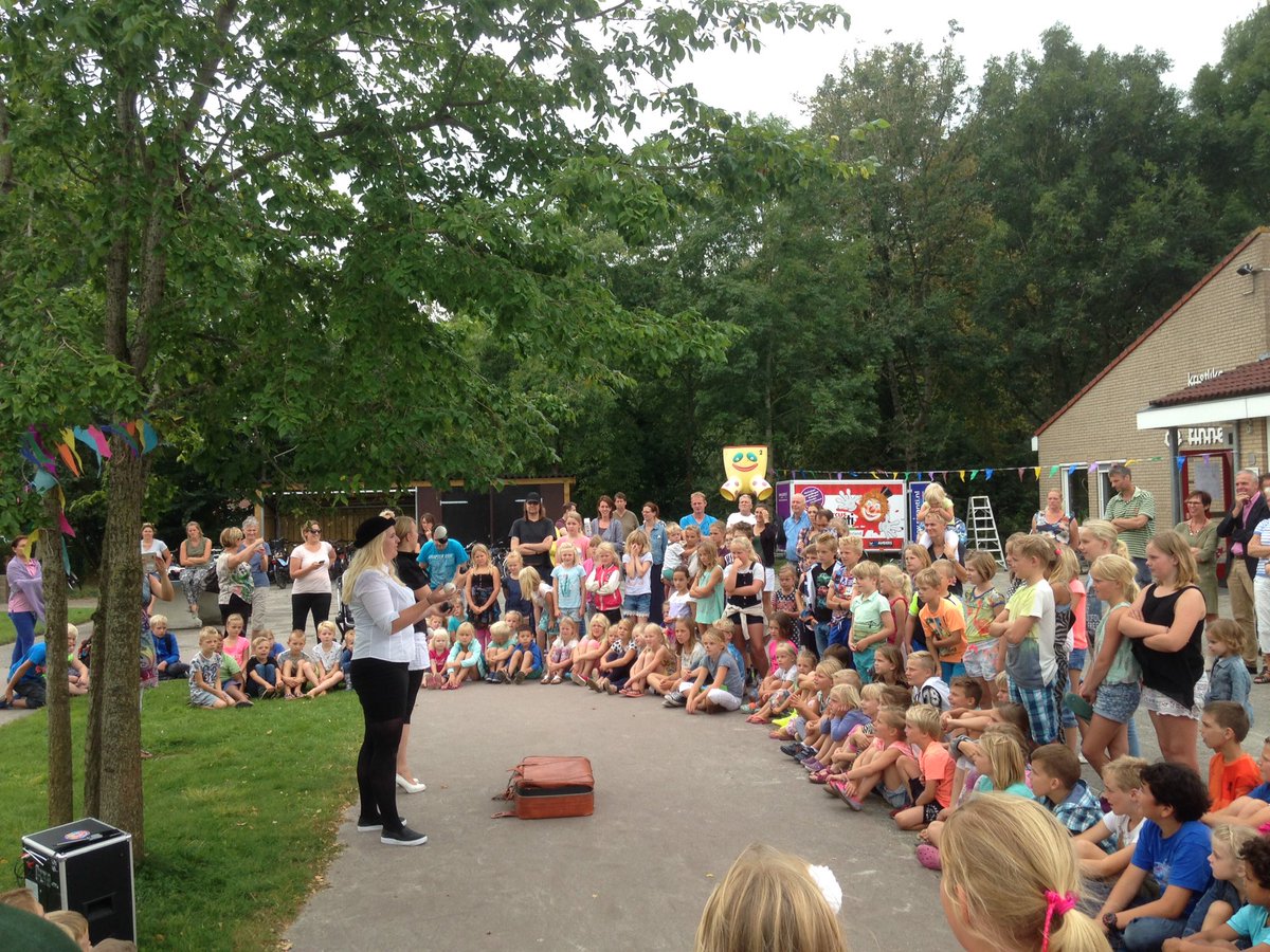 Feestoptocht Aldeboarn speelt buiten! Ook het plein van de Finne is/wordt opgeknapt. Buiten spelen!