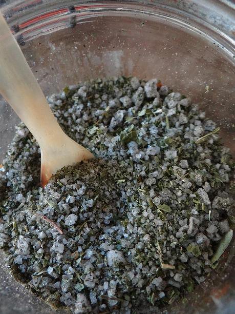 #DIY #recette : faire ses #bouillons maison à partir d'herbes aromatiques et d' #épluchres : lc.cx/oUEG