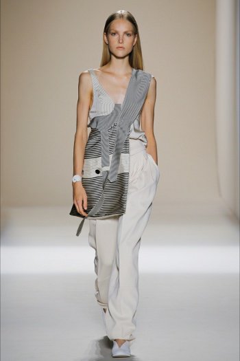 SfilatediModa's tweet photo. Victoria Beckham #womenswear #SS2017 at #NYFW 
https://t.co/ujdJRb1JOi
#VictoriaBeckham #fashion @victoriabeckham https://t.co/8wuvJjEEUw