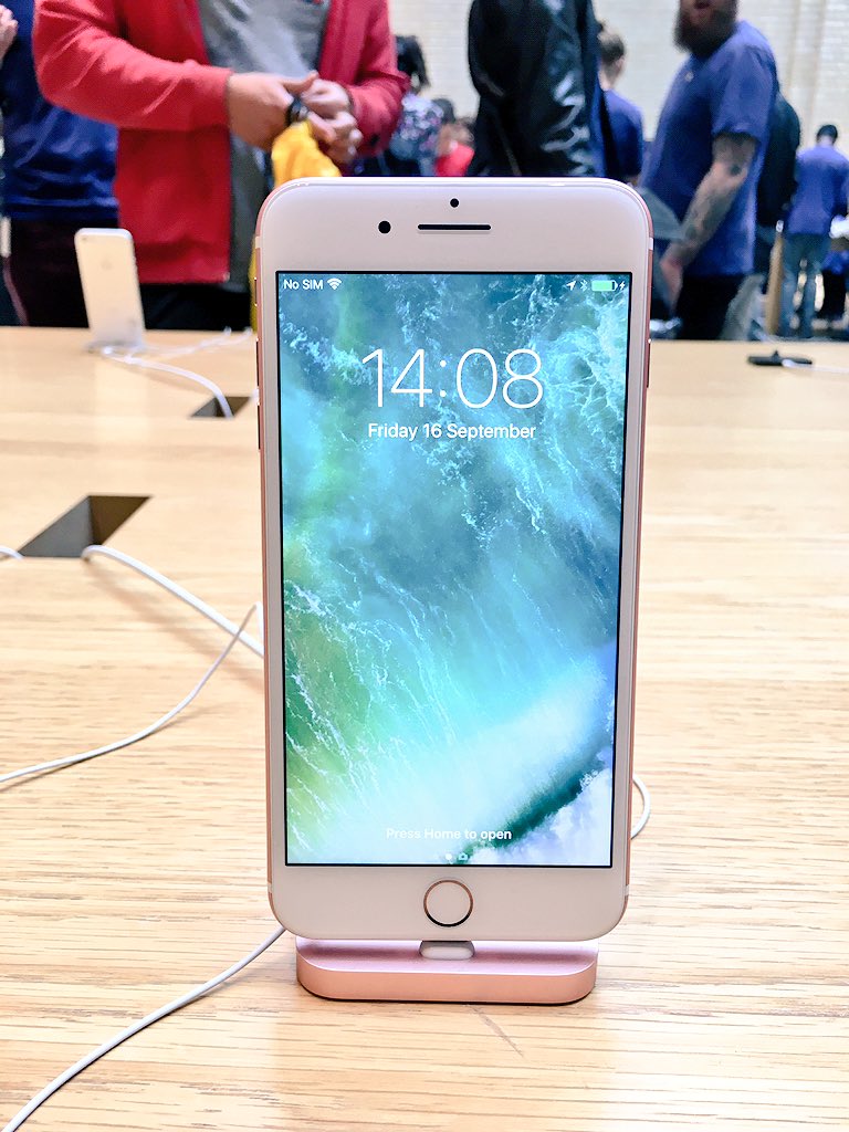iVinay's tweet photo. It's #iPhone7 and #Watch2 day! #iPhone7launch #WatchSeries2 https://t.co/OPeAP43sBs