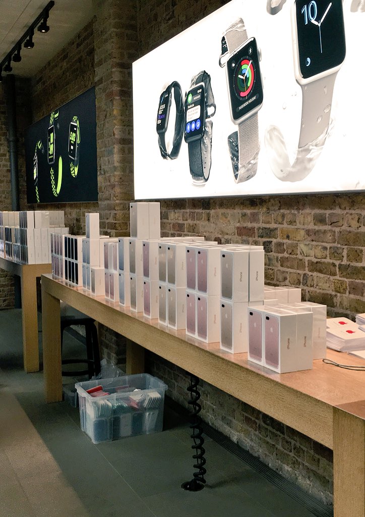 iVinay's tweet photo. It's #iPhone7 and #Watch2 day! #iPhone7launch #WatchSeries2 https://t.co/OPeAP43sBs