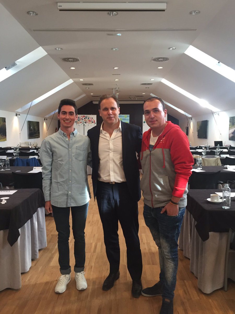 JavierMarcos13's tweet photo. Empieza la ponencia de @dlacalle en #PartidoDeIdeas de @nnggcyl. Nosotros lo hacemos con foto 😉. https://t.co/rM3hL8MmJq