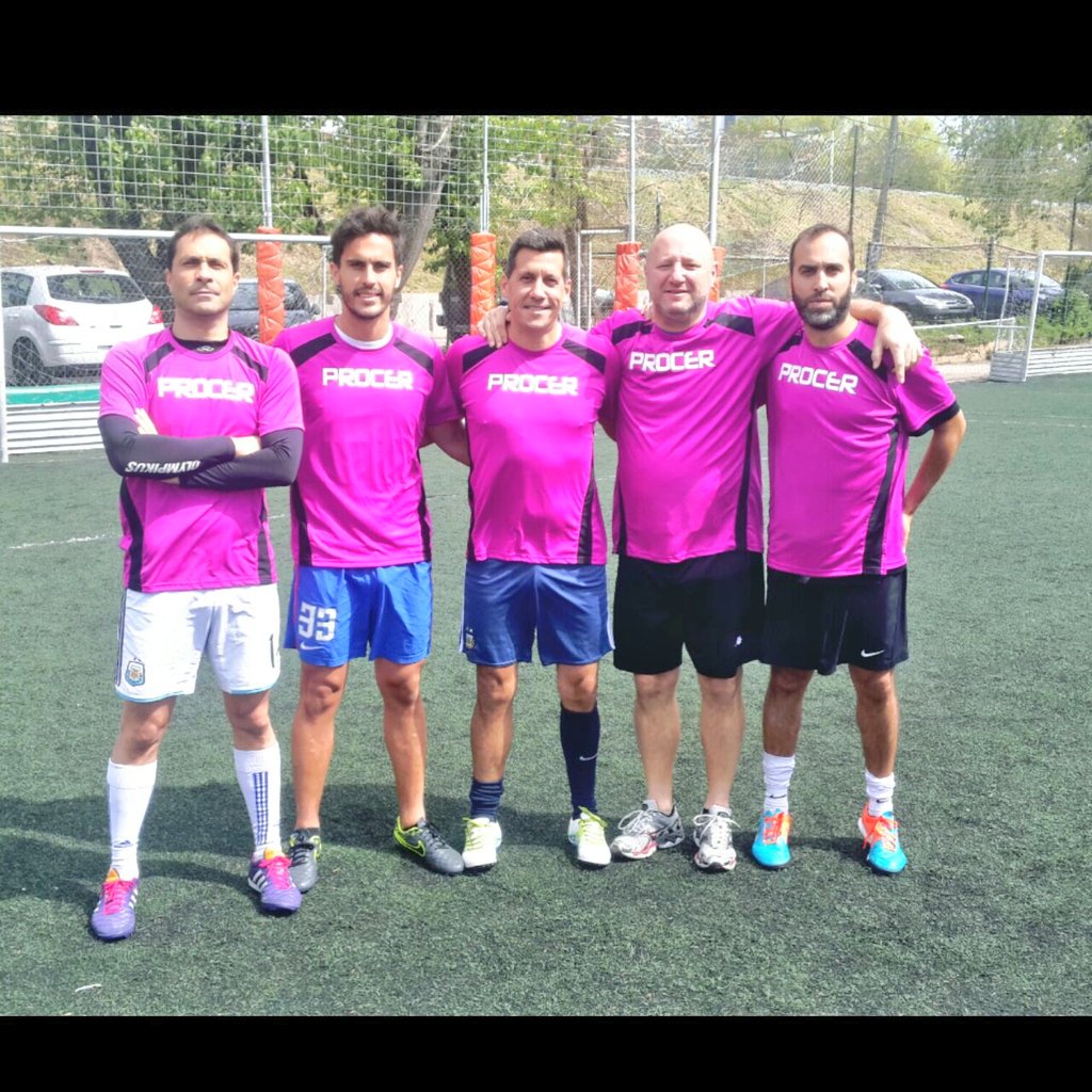 MarceLopezLopez's tweet photo. Fútbol y amigos! Y bien vestidos... gracias @sebacrispo !!!!
@MartinSouto @marconijuan @F_Szereszevsky @axelclazon https://t.co/tIIaOTwo65
