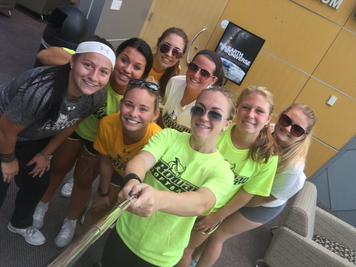 RowanUSoftball's tweet photo. Team selfies! #rowansoftball #scavengerhunt2016 https://t.co/CzCHfFXTzo