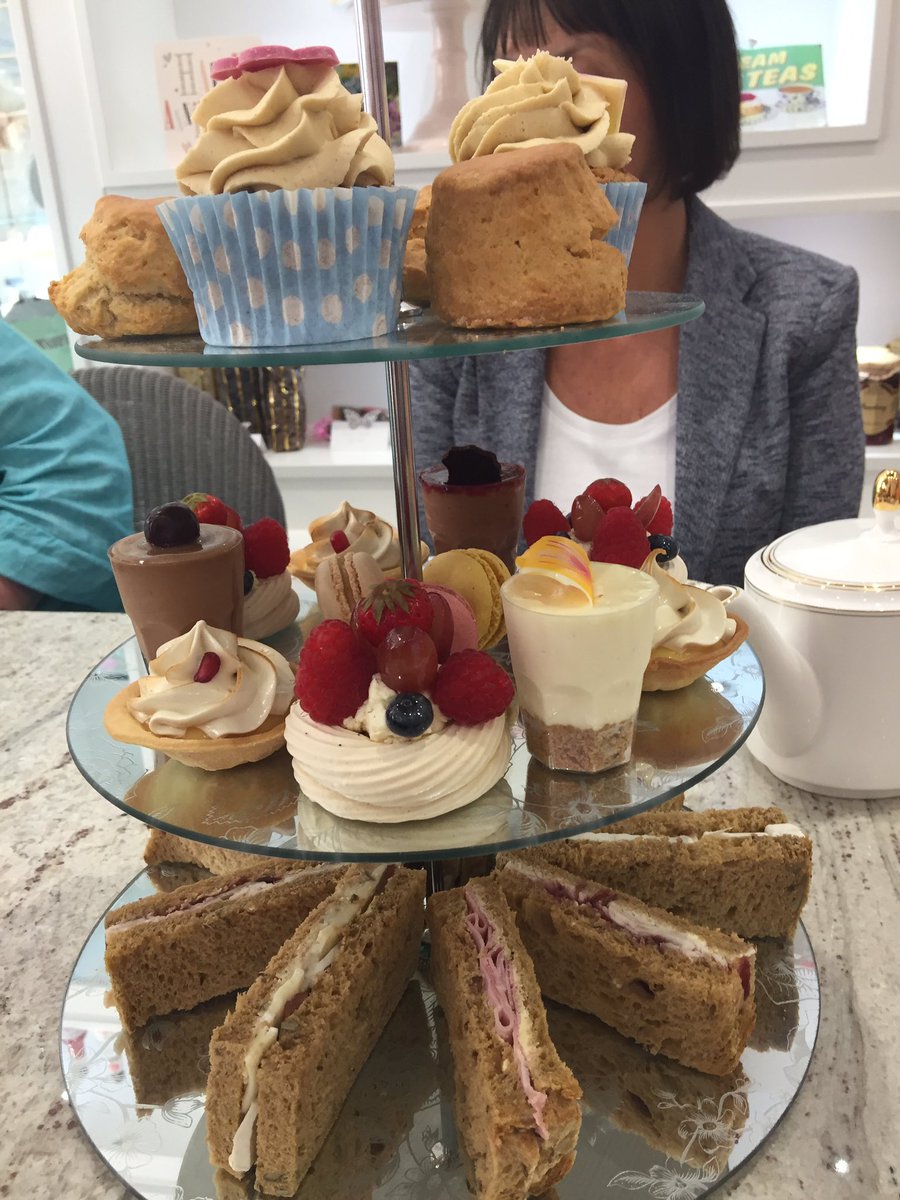Fabulous afternoon tea <a href="/LilibetsofParis/">LilibetsofParis</a> <a href="/Joolsowen/">Jools28</a> - red carpet treatment 🍾