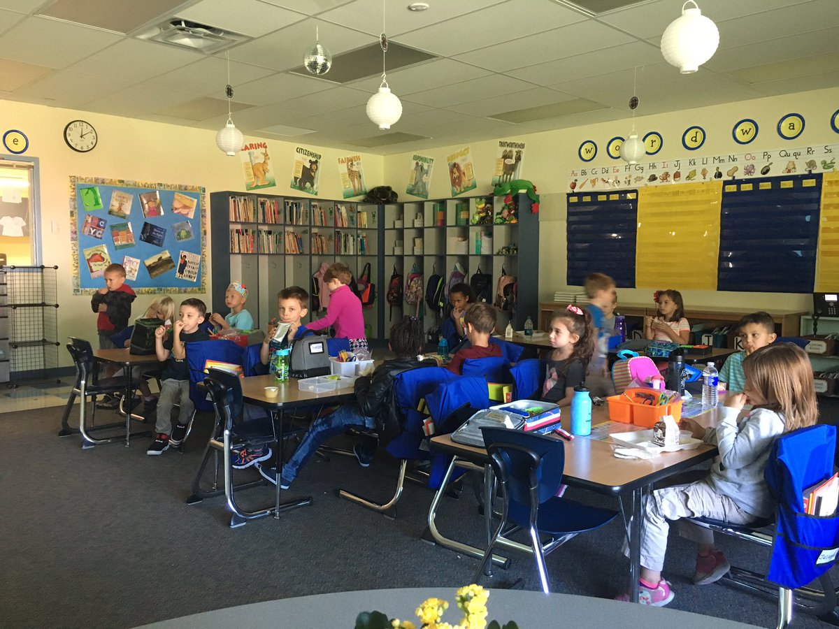 mpolkyLBE's tweet photo. Fun Friday! #eatinginroom #amazingclass 😊 https://t.co/sGzZ197mJD