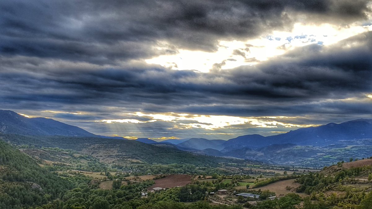 elisabetroch's tweet photo. Mirant cap a la boca de la Seu, des de la #Cerdanya #tapat #fresca #setembre #meteo #snapeed https://t.co/Is61cCbUJ5