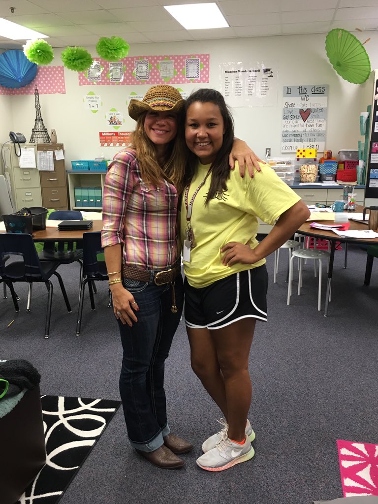 manginif's tweet photo. Miss Nicole and I.  My fabulous farmer whom I worked with last year. https://t.co/t5iBHAutD1