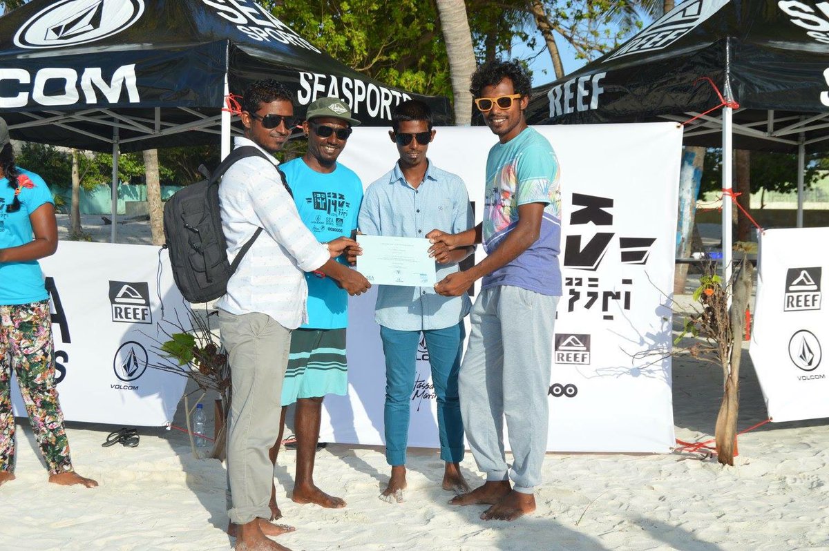 Raalhu_Edhuru's tweet photo. Special thanks to hanimaadhoo zuvaanunge Jamiyyaa #kolhufaa They are planning to do more surf programs in the future https://t.co/UgJtYCri8P