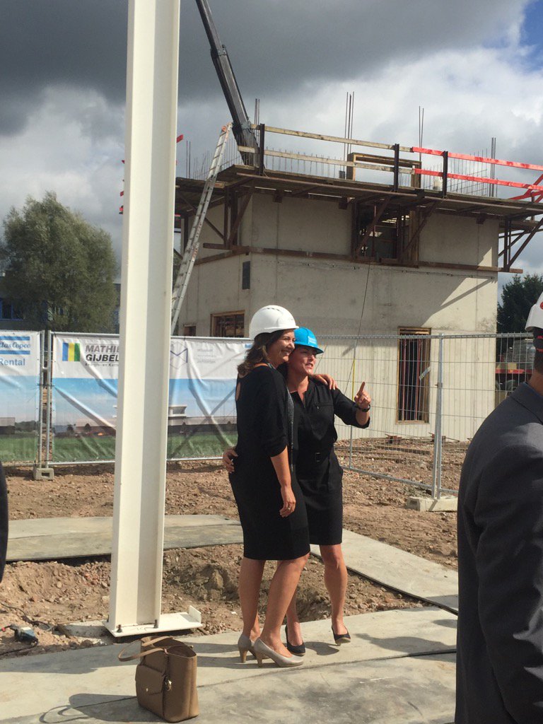 KVandenhoudt's tweet photo. Girlpower bij eerste kolomzetting van nieuw Europees HQ van @AtlasCopcoRent @BalletSabine https://t.co/HUudKPvl9p