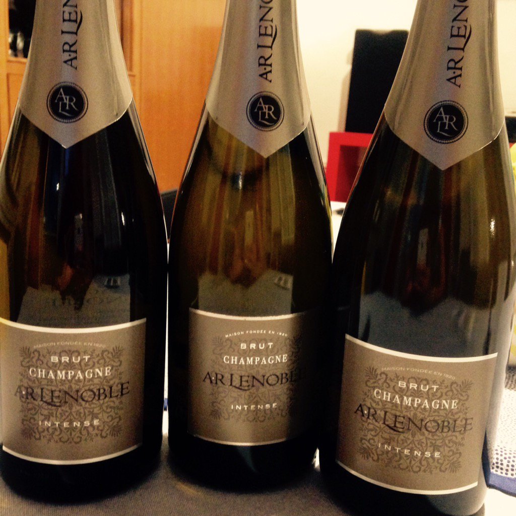 larrylevan20's tweet photo. Le très très bon achat du jour @Monoprix :
#favmonoprix #3pour2 #champagne #champagnelenoble #soif https://t.co/vVNO3aNvoc