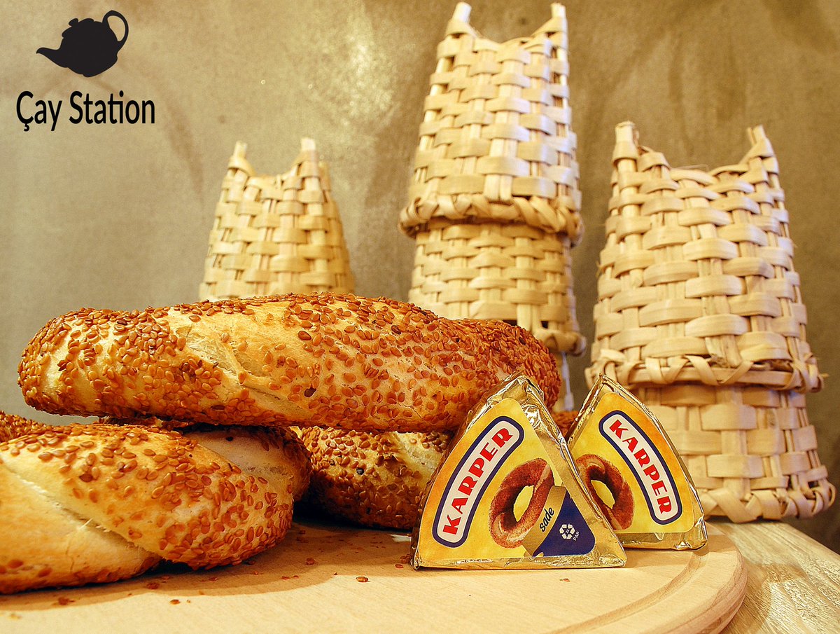 Çayın yanında en iyi gidecek şeyin simit olduğunu biliyor ve en lezzetlisini size sunuyoruz! 😋