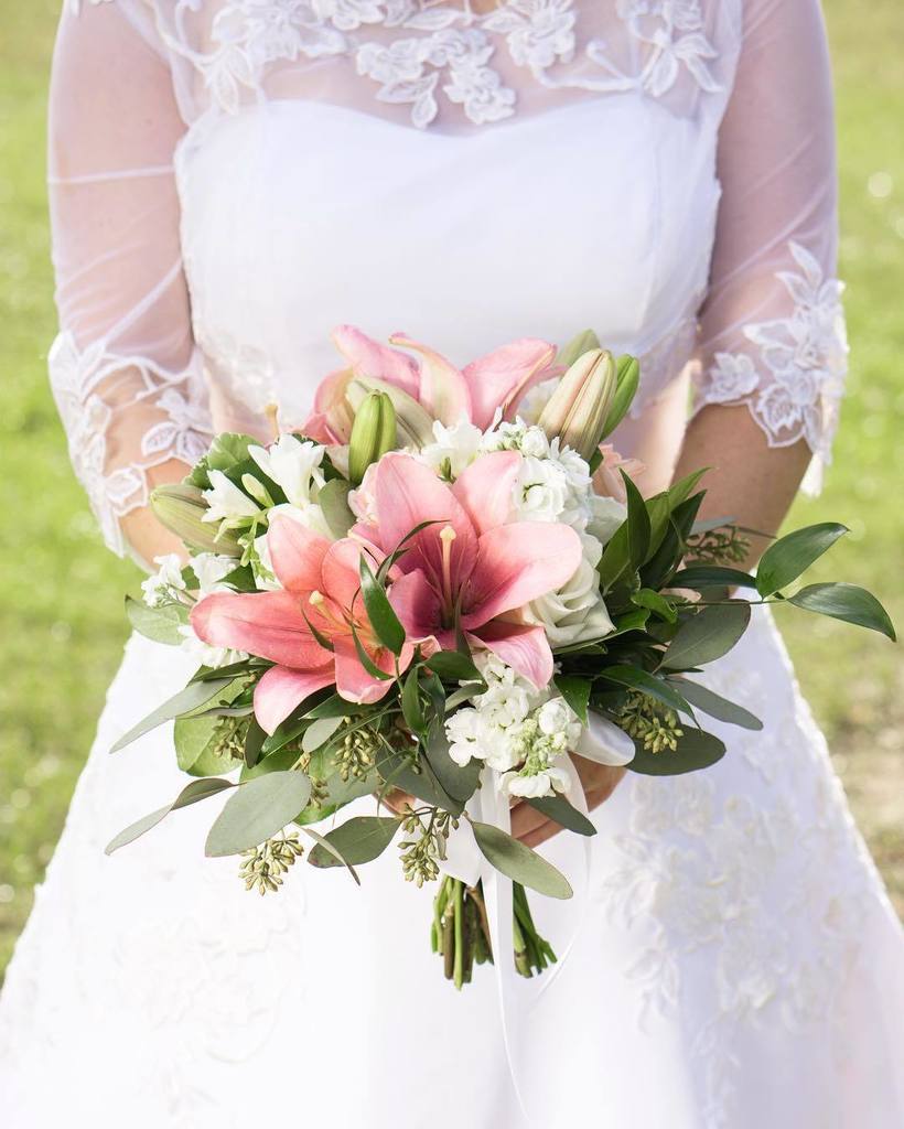 tieitupphotos's tweet photo. The earth laughs in flowers. -Ralph Waldo Emerson 💐 #FlowerBouquet #Wedding #Weddings #WeddingPhotography #BridalPh… https://t.co/3pY6D8kZCI