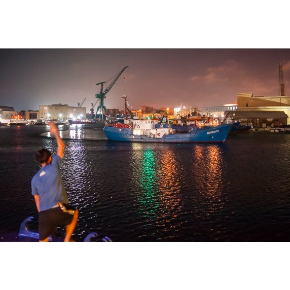 A member of the <a href="/seawatchcrew/">Sea-Watch</a> is waving to goodbye to the #Juventa  #refugee #rescue #ship of <a href="/jugendrettet/">Jugend RETTET - IUVENTA</a>