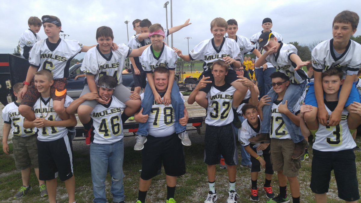 DeanLewis31's tweet photo. Middle school football Mules. Good times before the homecoming parade. #ignitemules https://t.co/wjypbBurQH