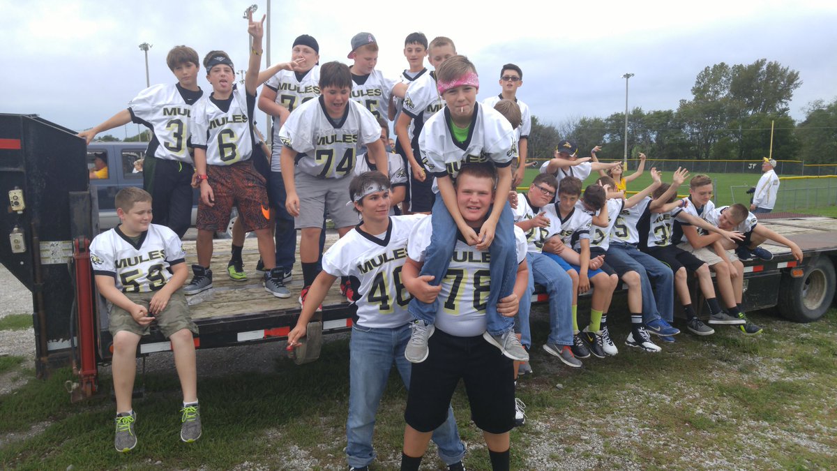 DeanLewis31's tweet photo. Middle school football Mules. Good times before the homecoming parade. #ignitemules https://t.co/wjypbBurQH