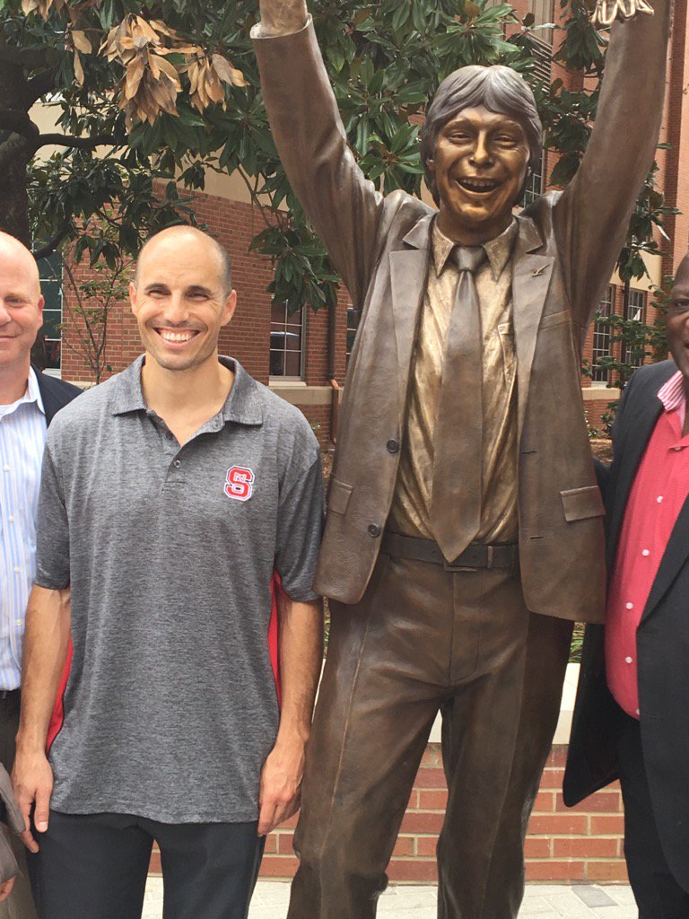 spbriggs01's tweet photo. Sculptor #benvictor with Jimmy V @PackPride. Go Pack! https://t.co/eGfaRLBZGT