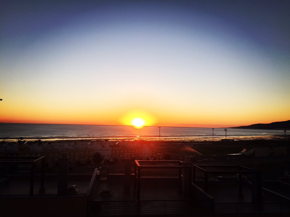 curroramos's tweet photo. Adiós Viernes, #hellotomorrow #tarifa atardecer @viveandalucia https://t.co/xSutl5IsI5