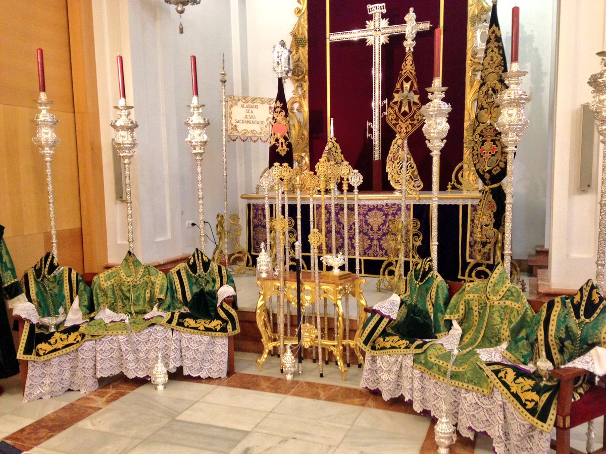 EsperanzaHuelva's tweet photo. Altar de insignias con motivo del Acto Misericordioso en el que nuestra Hermandad participará en el día de mañana. https://t.co/9B3ZEYaAHO
