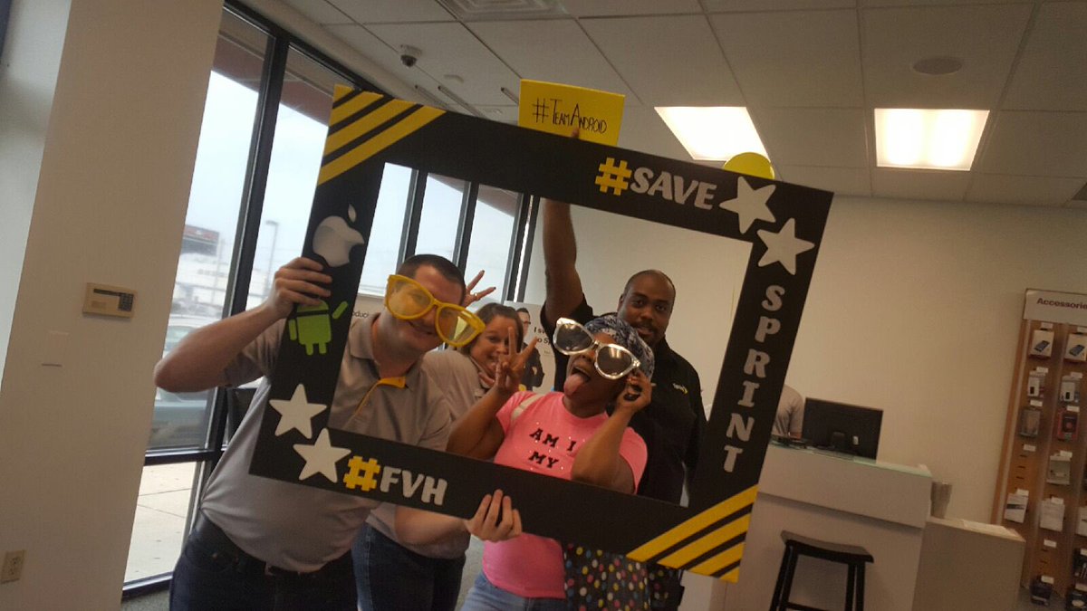 FVHSprint413's tweet photo. Whether you're #teamapple or #teamandroid,we have what you're looking for @ the Fairview Sprint!@j8o8e8 @sgitw0 https://t.co/6fwOdWTBS0