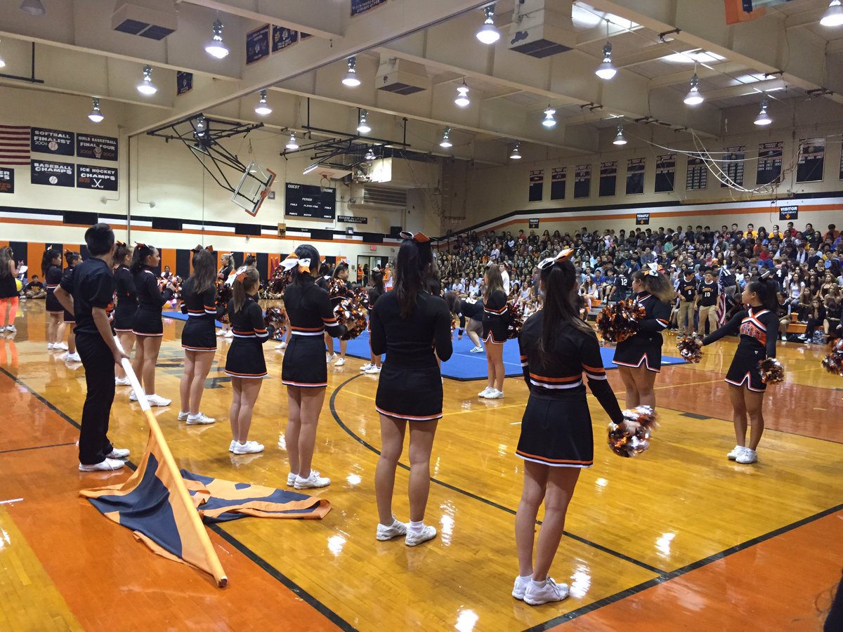 frede52's tweet photo. Some scenes from today's #TenaflyHS Pep Rally!!! #THS #TigerPride https://t.co/B9nzP6D6rr