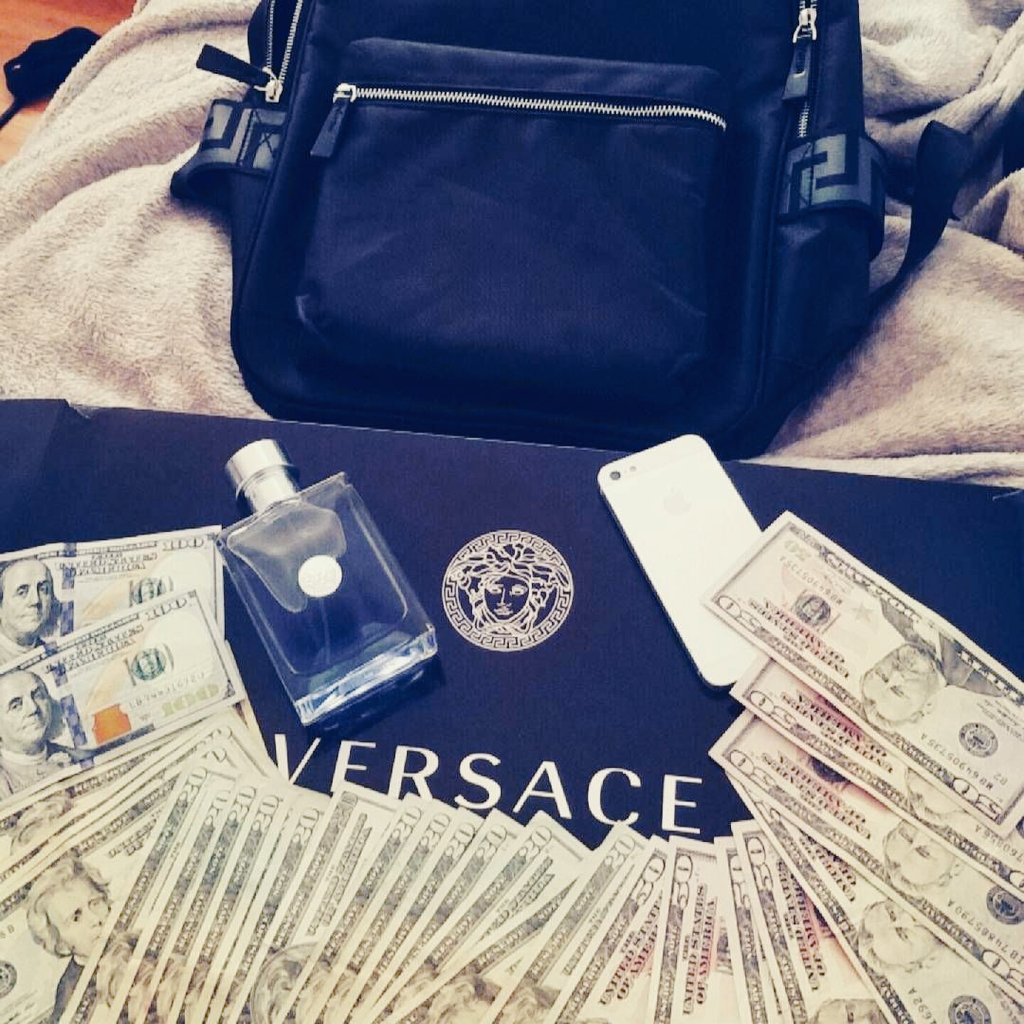 DannyBoyDuFFY7's tweet photo. I'mmmmm A RockStar!  ,I'mmmmm A RockStar! All i  Need is Tha Guitar 🙏🙏 🙏💸💸💸🍾🙃💎💎💎🤑🤑🤑 https://t.co/MuRNC1mn5g