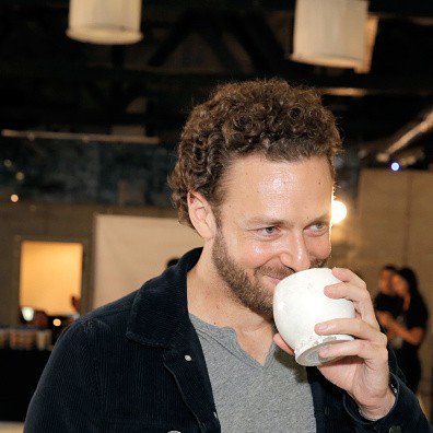 TooOld4Kpop's tweet photo. .@RossMarquand discovering stuff (and thangs) at Kari Feinstein's Style Lounge on Thursday #TheWalkingDead https://t.co/EfivJ9p39l