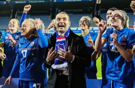 DanniHjalta's tweet photo. Þessi svipur samt. Umkringdur bláu fólki. Þetta er Kjartan Galdrakarl! https://t.co/jgQ7mH4zI3