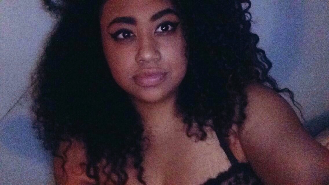 ashmarieholmes's tweet photo. here's some pics of me in my bfs room that are all essentially the same https://t.co/RD5UjI9MFH