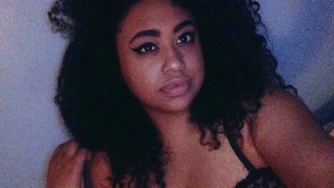 ashmarieholmes's tweet photo. here's some pics of me in my bfs room that are all essentially the same https://t.co/RD5UjI9MFH