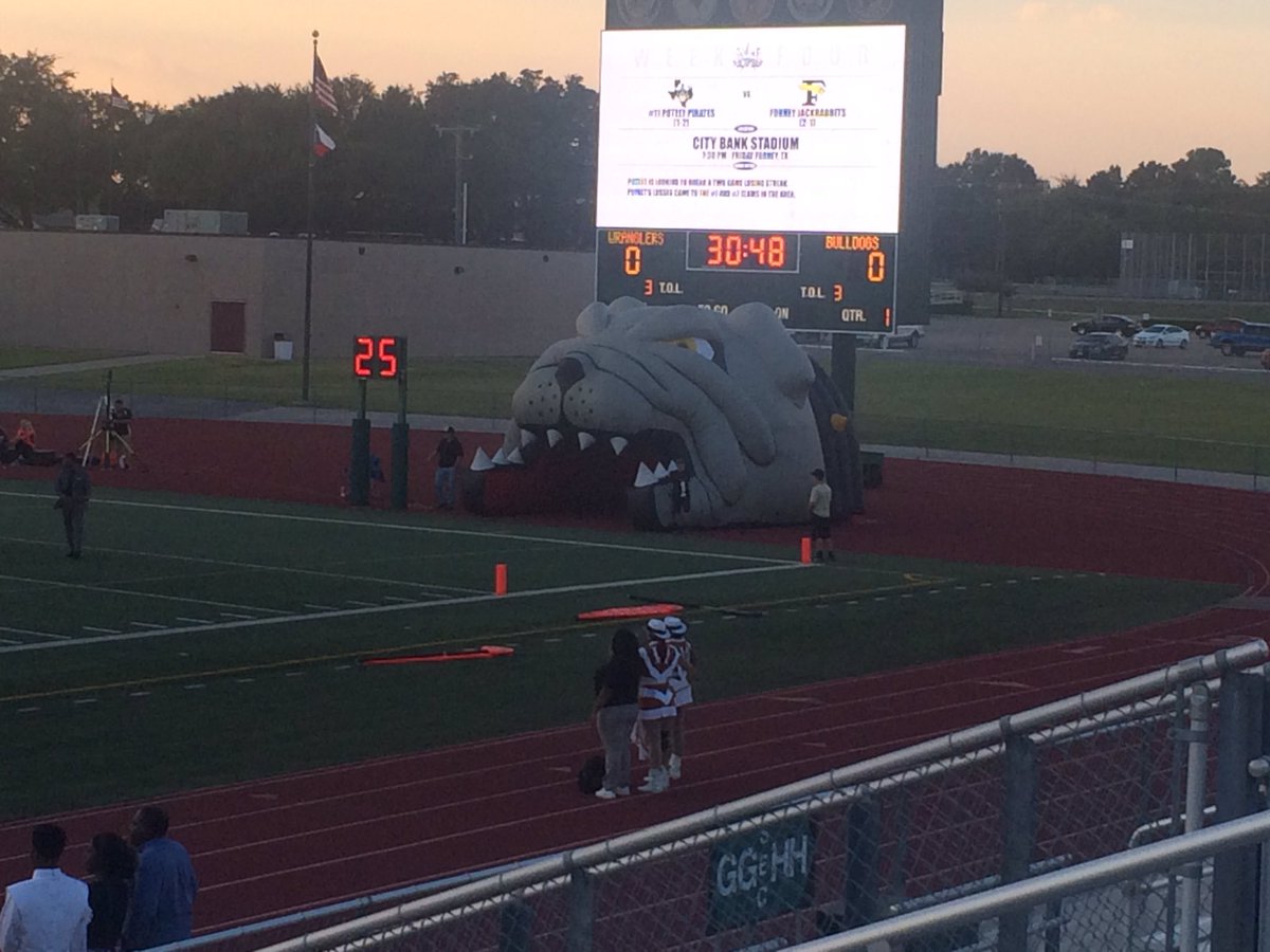RCISDBruno's tweet photo. It's time for some Royse City football!   Go Dawgs.  🏈 Beat Mesquite!  @RoyseCityISD @RoyseCityHS @kworthy11 https://t.co/Sq8oqQCYG2