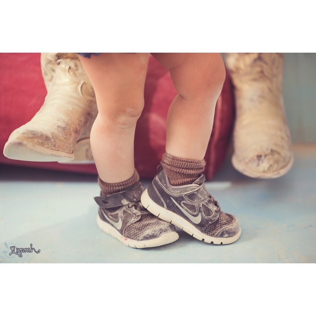 zippylomax's tweet photo. Tiny, playafied shoes -- too cute! 😍 #centercamp #burningman #BM16 #BRC #blackrockcity #ki… https://t.co/03Rn0tmLaq https://t.co/MvytKsJllV