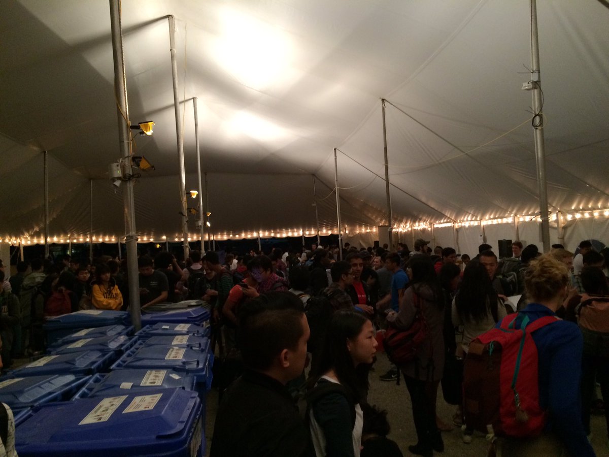 AC_Waterloo's tweet photo. Check-in ends in less than an hour and registration is crazy! #hackthenorth #madness #sleepingover #worthit https://t.co/jGLWbb4vur