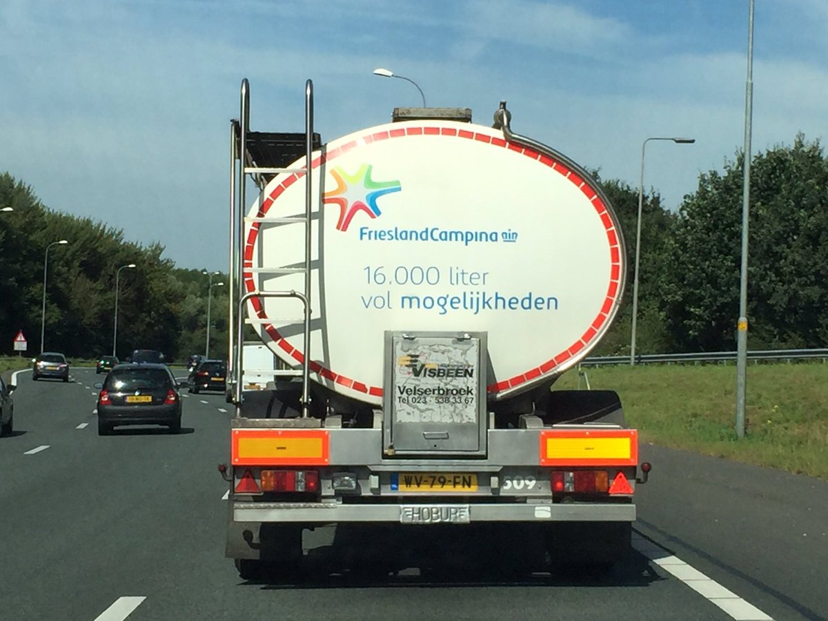 RamonDolfin's tweet photo. #melk wordt tegenwoordig niet alleen #opgeklopt maar zelfs #gestript @egostrippen @FrieslndCampina https://t.co/29wll6cJik