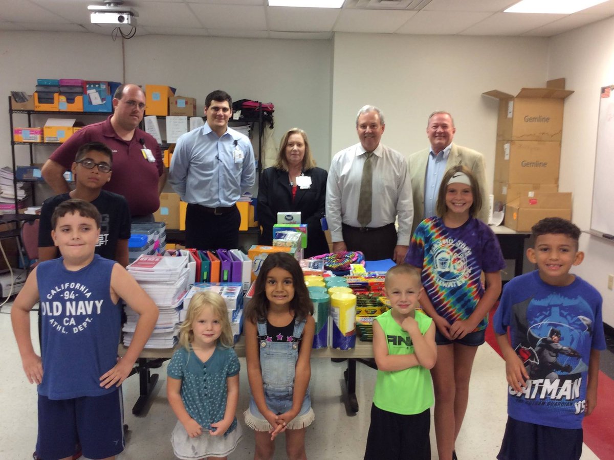 CNB_Media's tweet photo. CNB #CommunityImpactTeam supports local schools. #BackToSchool2016 https://t.co/21U6ryLVdx