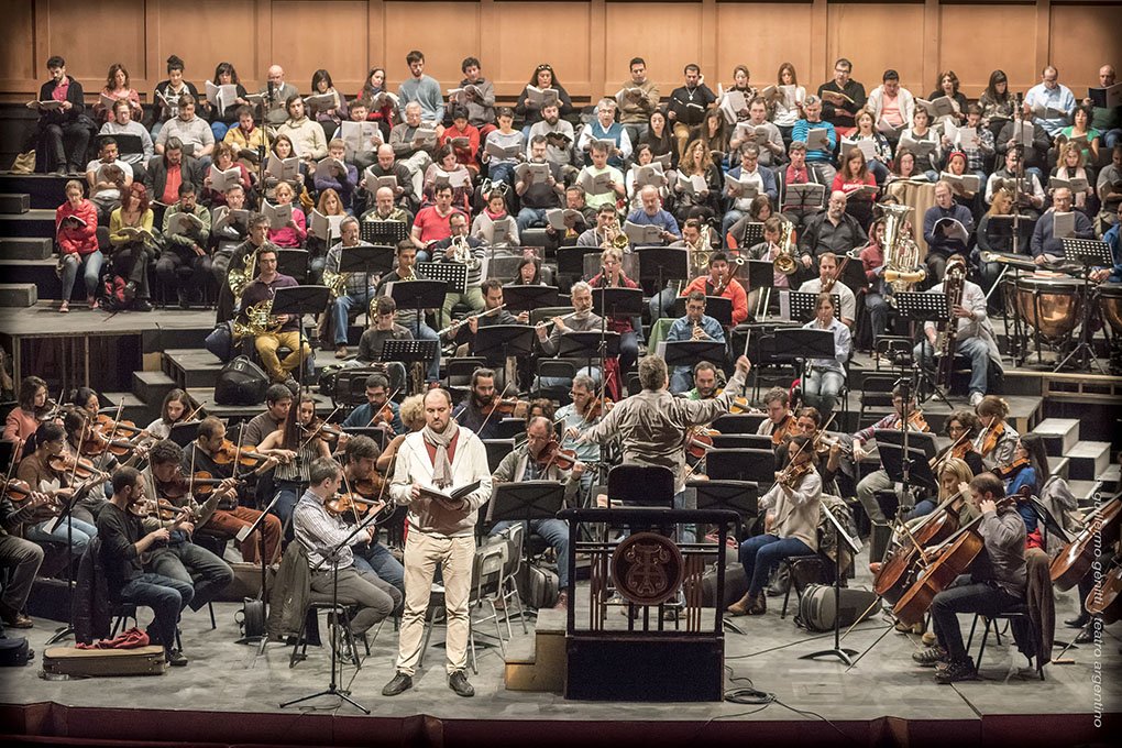 TeatroArgentino's tweet photo. Siguen los ensayos para el #concierto del domingo> Se viene Un Réquiem Alemán de Brahms en la Sala Ginastera! https://t.co/5YMSP1KIMF