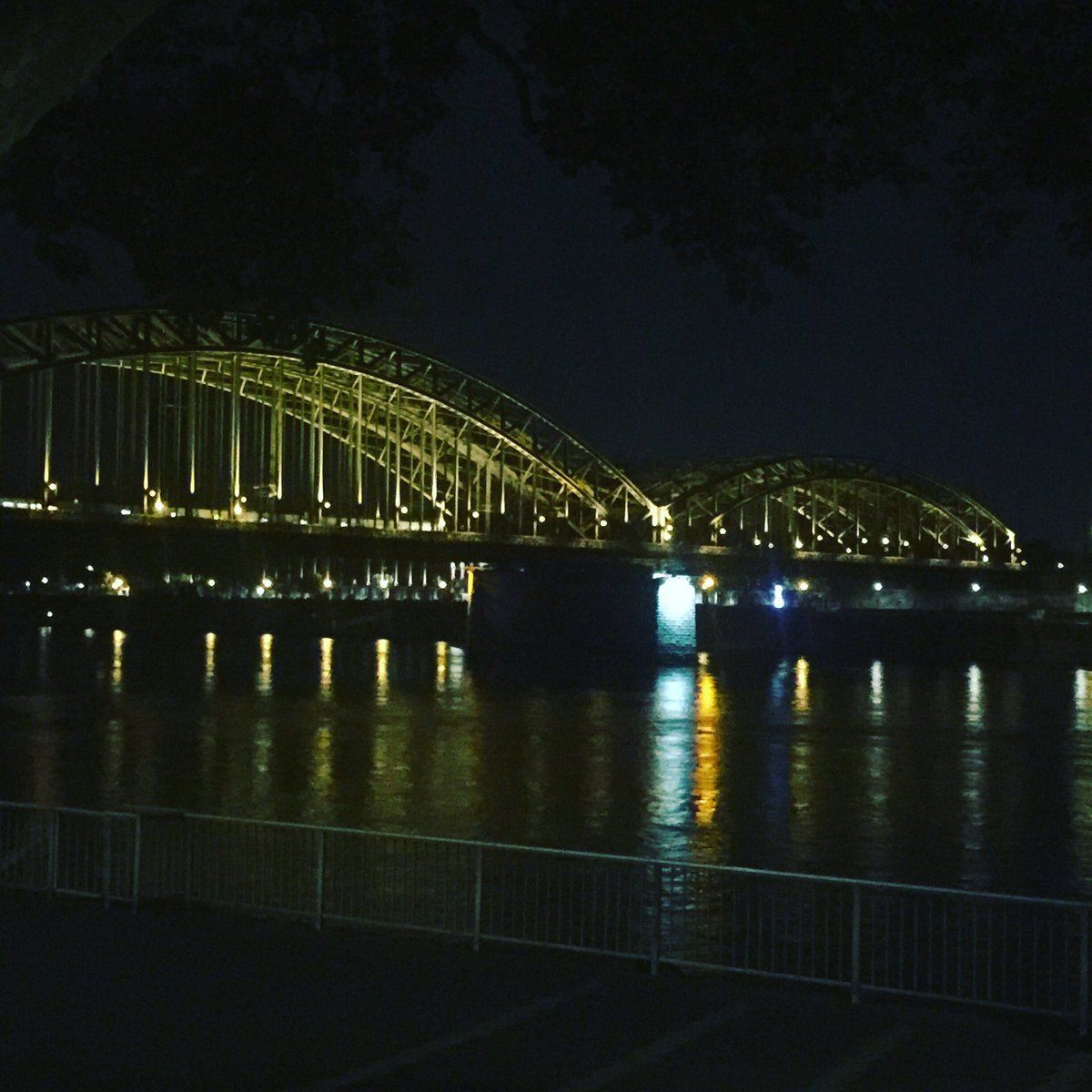 IsilBrightmoon's tweet photo. Koln at night #professionaltrip https://t.co/B93YNEhNA8