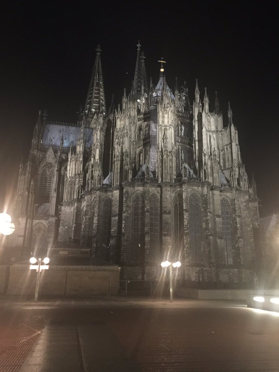 IsilBrightmoon's tweet photo. Koln at night #professionaltrip https://t.co/B93YNEhNA8