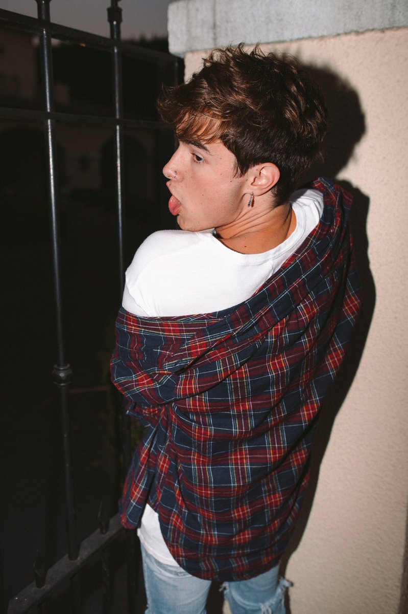 ownthelight's tweet photo. Take a wild guess... 🤔🌧😂 // @KianLawley https://t.co/765wzgdrYV
