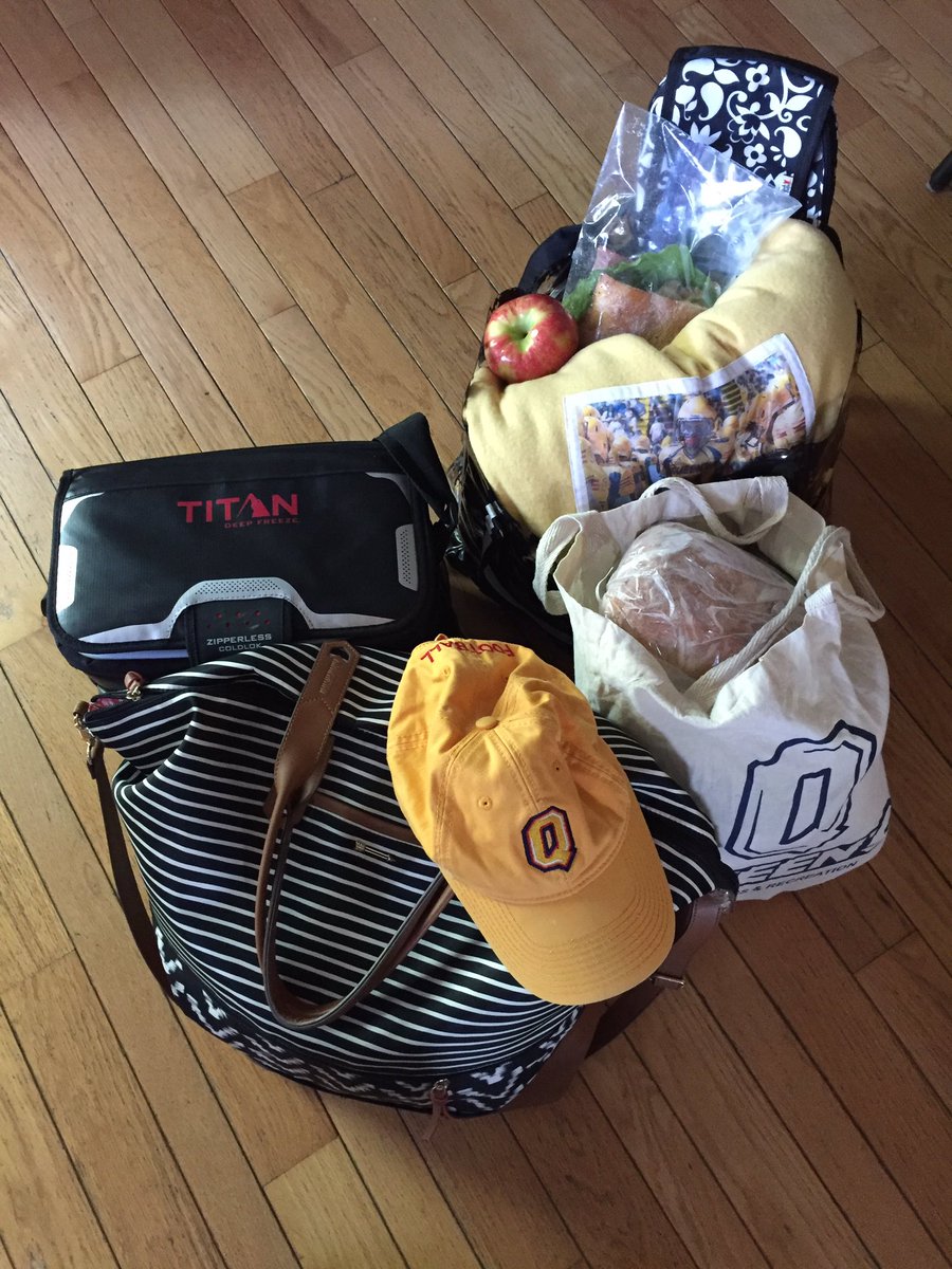 anniedb82's tweet photo. Bags✔️#18 care pkg✔️Cooler✔️ Snacks✔️ Let's hit the road! @justjack59 #readyfor🏈 #613km #Kingstonbound @queensgaels https://t.co/FwariOedD8