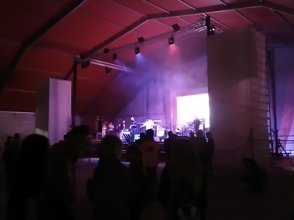 Samuel_Edyme's tweet photo. Enormes @TheRoadmen en la #FiestaPCE con energía, ritmo y letra revolucionaria y alegre https://t.co/Ig9yxO6Oj4