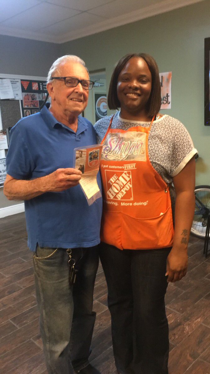 ShaynaPenson's tweet image. Recognizing Louie for driving service, customer waited just to praise him ❗️#207 #drivingservice