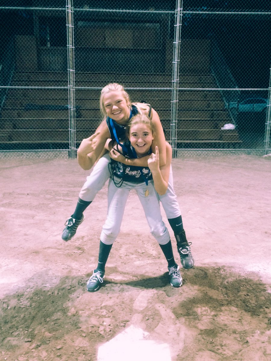 maddiejensen11's tweet photo. Happy Birthday to my sister Mailee 💕 I love you a lot! truly going to miss playing with you this season! #favpitcher https://t.co/0BH5ZrbTtM