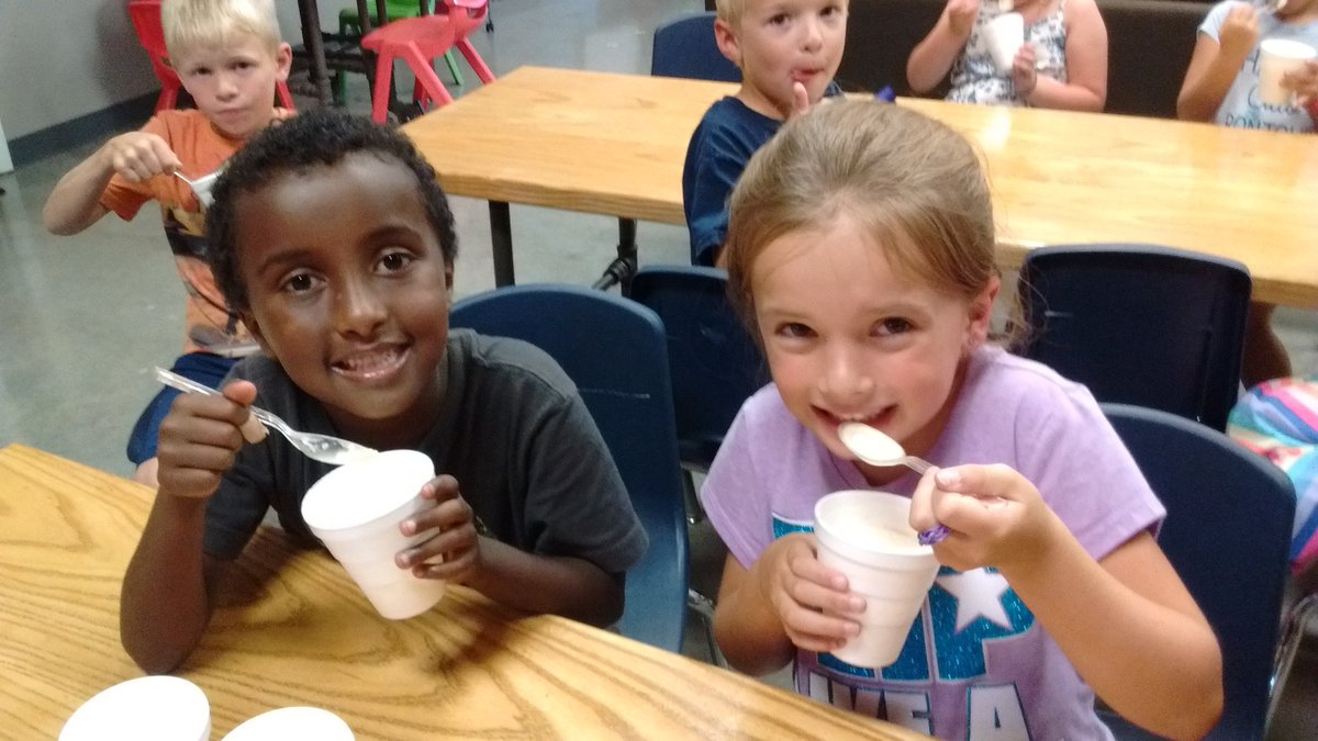 AngelaHardinEdu's tweet photo. Ask 1st what root beer floats have to do with states of matter - science class today! 🍻#cheerstorootbeer #foamyfun https://t.co/Qhj7zUsTMs