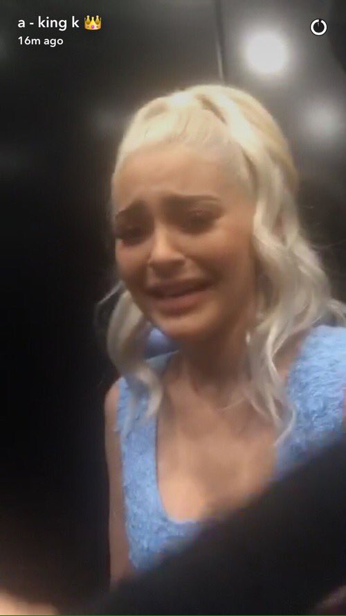 l0uiskittypeach's tweet image. "Habrá una película basada en 1d, en donde aparece una chica que escribe fanfics sobre relaciones entre miembros"