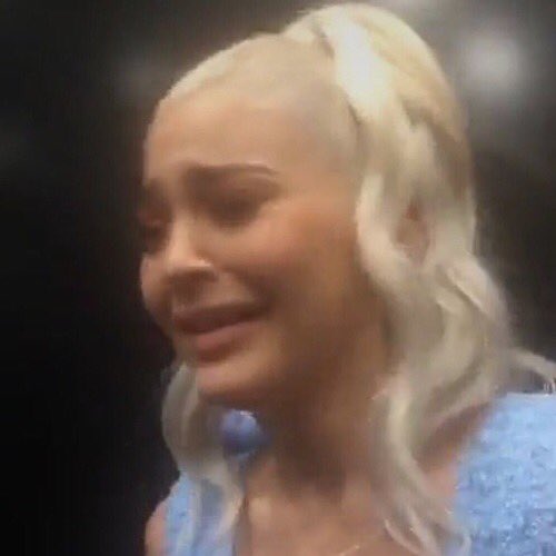 l0uiskittypeach's tweet image. "Habrá una película basada en 1d, en donde aparece una chica que escribe fanfics sobre relaciones entre miembros"