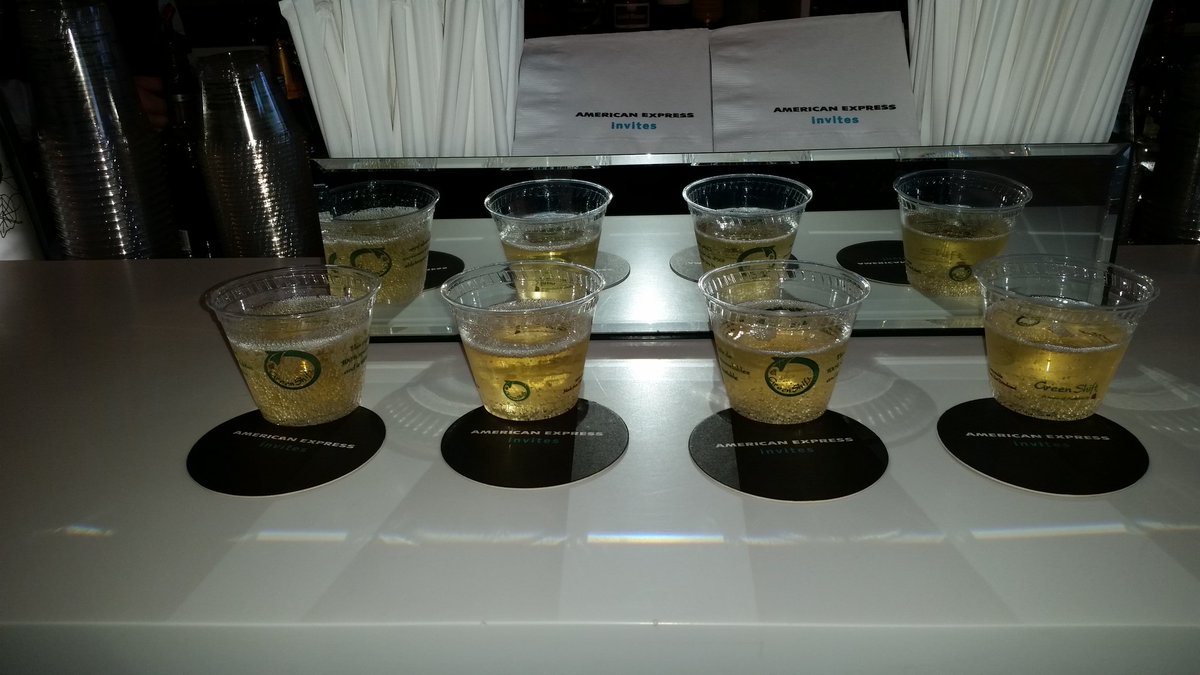 sugarlipz2525's tweet photo. The perfect start to a chica night #TIFF2016 #bubblyisthebest #chicanight @michelledhatt @MarielaCampo @CathieGryfe https://t.co/9KgQrjQdin