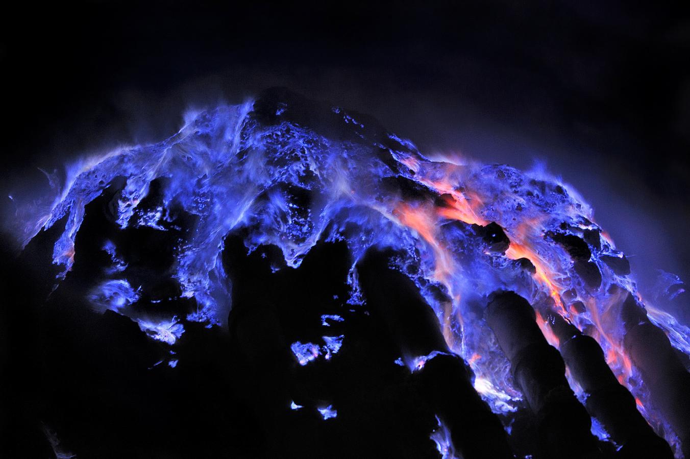 World S 絶景スポット エチオピアのダロル火山 昼はカラフルな色の沼や岩が目の前に広がり 夜は暗闇の中に青い炎が輝いています 硫黄と温度の変化により景色を変化させているそうです まるでファンタジーの世界 T Co 7a3ltd66uc Twitter