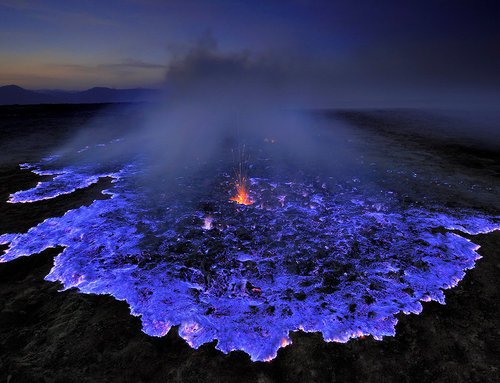 World S 絶景スポット エチオピアのダロル火山 昼はカラフルな色の沼や岩が目の前に広がり 夜は暗闇の中に青い炎が輝いています 硫黄と温度の変化により景色を変化させているそうです まるでファンタジーの世界 T Co 7a3ltd66uc Twitter